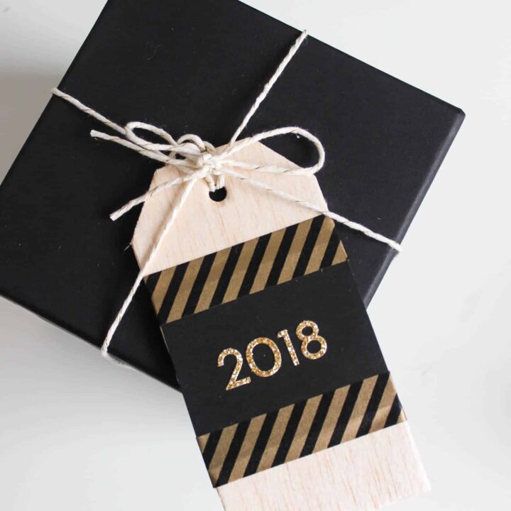 Beautiful wooden gift tags for Christmas or New Years. Love the simple modern designs. You can easily recreate them in just a few minutes! Black and gold are the perfect colours for a New Years Eve party!