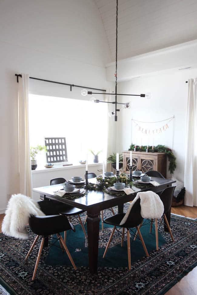 A beautiful modern Christmas Dining Room! The beautiful centerpiece, modern table settings, and decorations are perfect! Love the blue, green and gold colour scheme in this contemporary dining room!