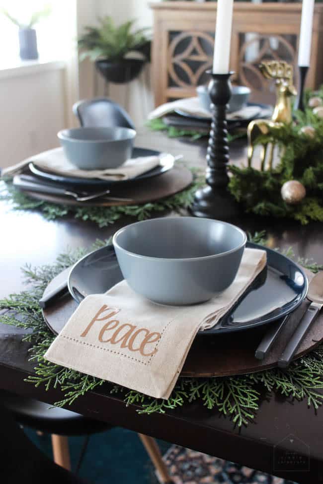 A beautiful modern Christmas Dining Room! The beautiful centerpiece, modern table settings, and decorations are perfect! Love the blue, green and gold colour scheme in this contemporary dining room!