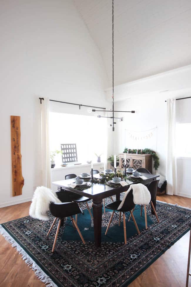 A beautiful modern Christmas Dining Room! The beautiful centerpiece, modern table settings, and decorations are perfect! Love the blue, green and gold colour scheme in this contemporary dining room!