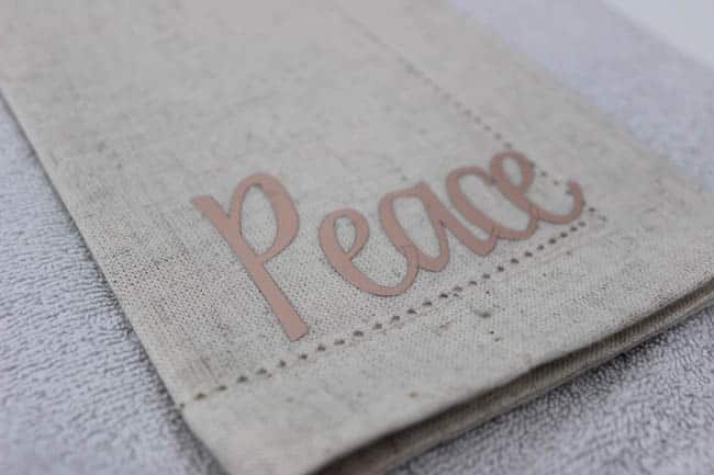 Beautiful holiday napkins! Use iron-on to add a simple, personalized design to any linen or cloth napkins with your Cricut! Love this modern DIY idea for Christmas! 