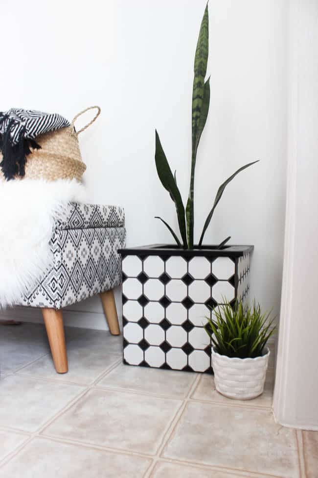 Beautiful ideas to make your own modern tiled planters! Love the beautiful black and white tiles from Jeffrey Court Tile on this modern square planter box! A cheap and clever way to use your leftover tiles.