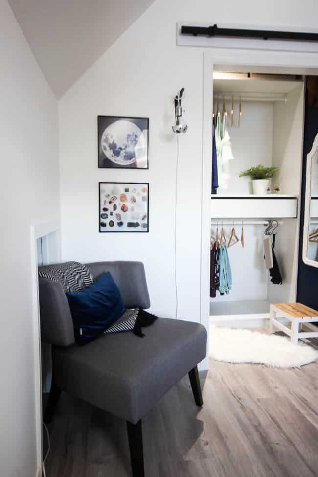 A stunning dream closet is possible, even when you only have a small space to work with! Love the modern ideas for this his & hers closet. A beautifully organized walk-in closet for a small room!