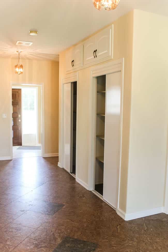 Beautiful modern hallway design plans! Love how the hallway lighting, the long runner, and the barn doors mix together for the perfect modern design.