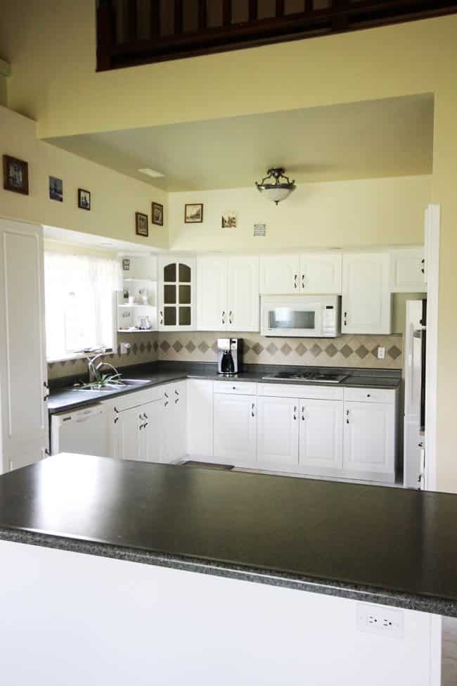 Beautiful Kitchen Decor Ideas for this Modern Kitchen Weekend Transformation! The design plans for this white and black kitchen remodel include countertop transformation kit, peel and stick tile, and beautiful new hardware and fixtures.