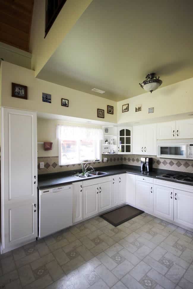 Beautiful Kitchen Decor Ideas for this Modern Kitchen Weekend Transformation! The design plans for this white and black kitchen remodel include countertop transformation kit, peel and stick tile, and beautiful new hardware and fixtures.