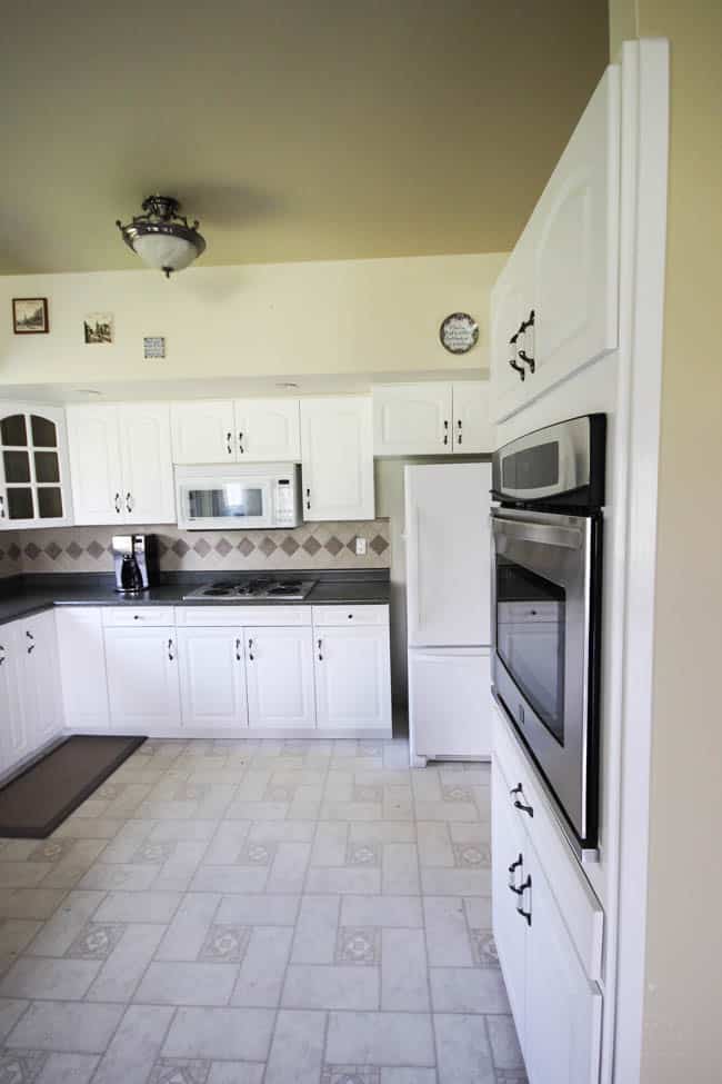 Beautiful Kitchen Decor Ideas for this Modern Kitchen Weekend Transformation! The design plans for this white and black kitchen remodel include countertop transformation kit, peel and stick tile, and beautiful new hardware and fixtures.