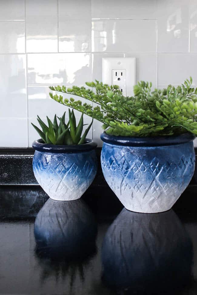 Beautiful DIY Painted Ceramic Pots! Love the ombre effect on these beautiful ceramic planters. This thrift store find was completely transformed with a bit of spray paint!