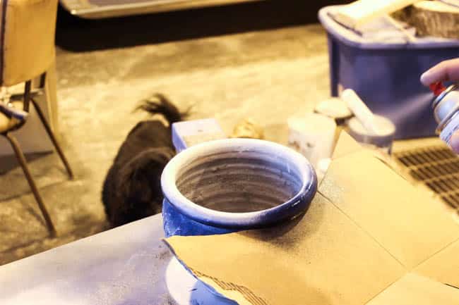 Beautiful DIY Painted Ceramic Pots! Love the ombre effect on these beautiful ceramic planters. This thrift store find was completely transformed with a bit of spray paint! 