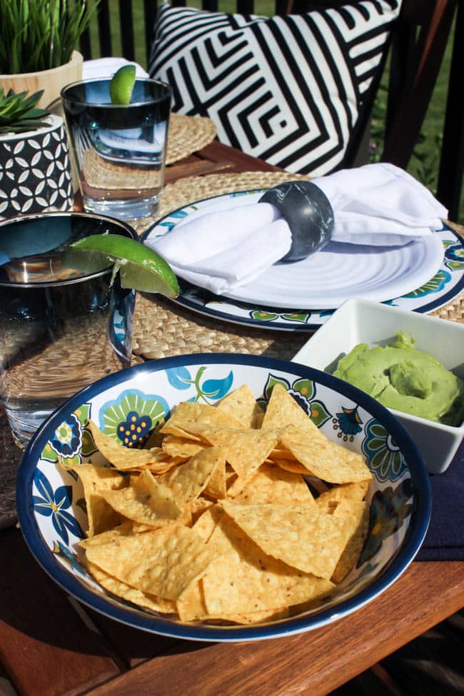 Create an easy outdoor dining tablescape with a few beautiful summer pieces! Love the floral patterned melamine plates on this summery table setting and the simple centrepiece! 