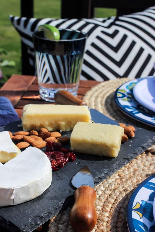 Create an easy outdoor dining tablescape with a few beautiful summer pieces! Love the floral patterned melamine plates on this summery table setting and the simple centrepiece! 