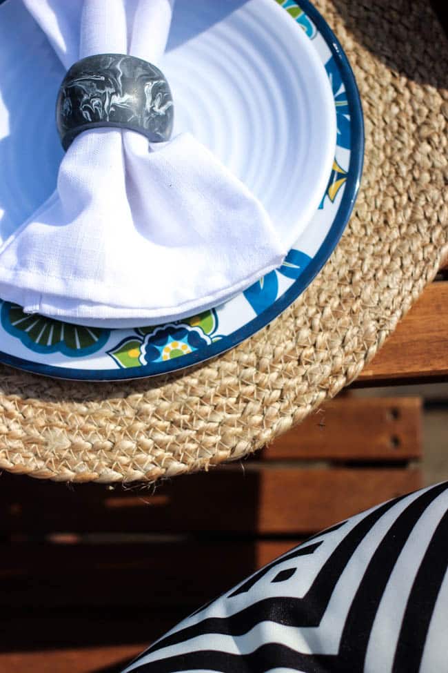 Create an easy outdoor dining tablescape with a few beautiful summer pieces! Love the floral patterned melamine plates on this summery table setting and the simple centrepiece! 