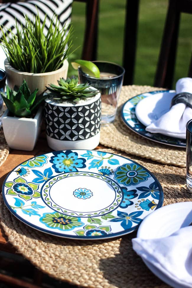 Create an easy outdoor dining tablescape with a few beautiful summer pieces! Love the floral patterned melamine plates on this summery table setting and the simple centrepiece! 