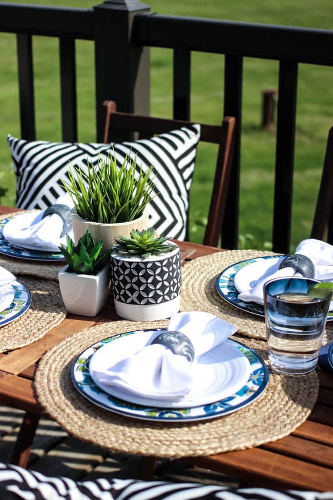 Create an easy outdoor dining tablescape with a few beautiful summer pieces! Love the floral patterned melamine plates on this summery table setting and the simple centrepiece! 