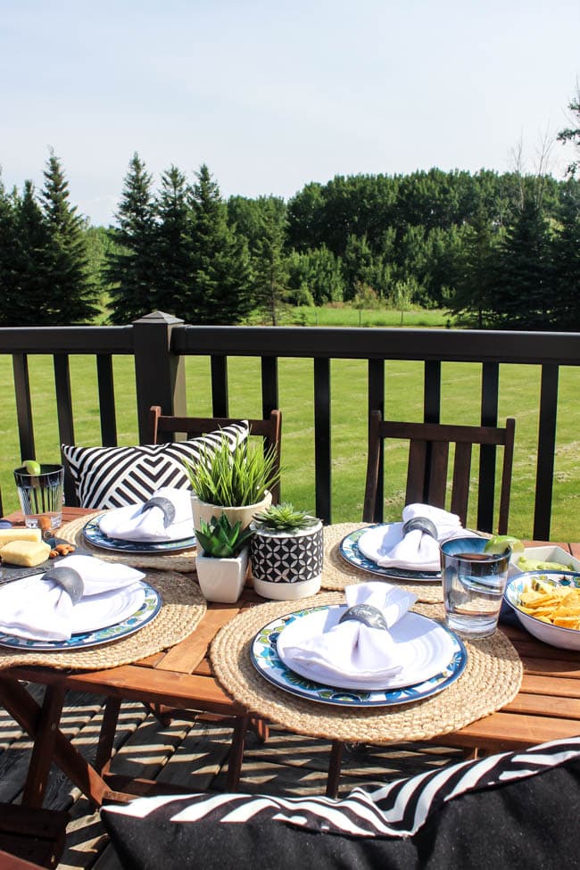 Create an easy outdoor dining tablescape with a few beautiful summer pieces! Love the floral patterned melamine plates on this summery table setting and the simple centrepiece! 