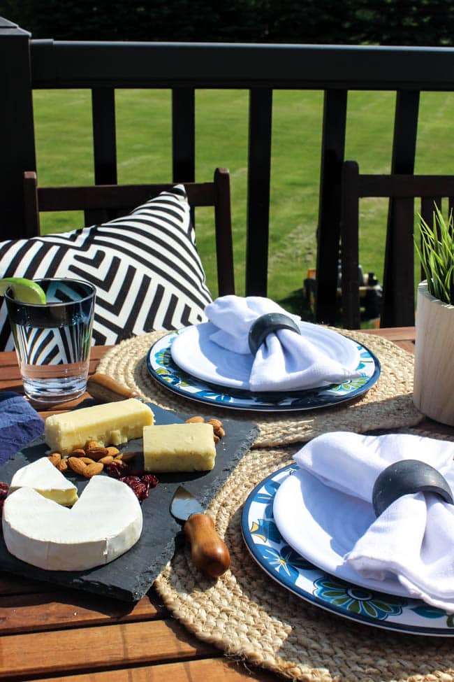 Create an easy outdoor dining tablescape with a few beautiful summer pieces! Love the floral patterned melamine plates on this summery table setting and the simple centrepiece! 