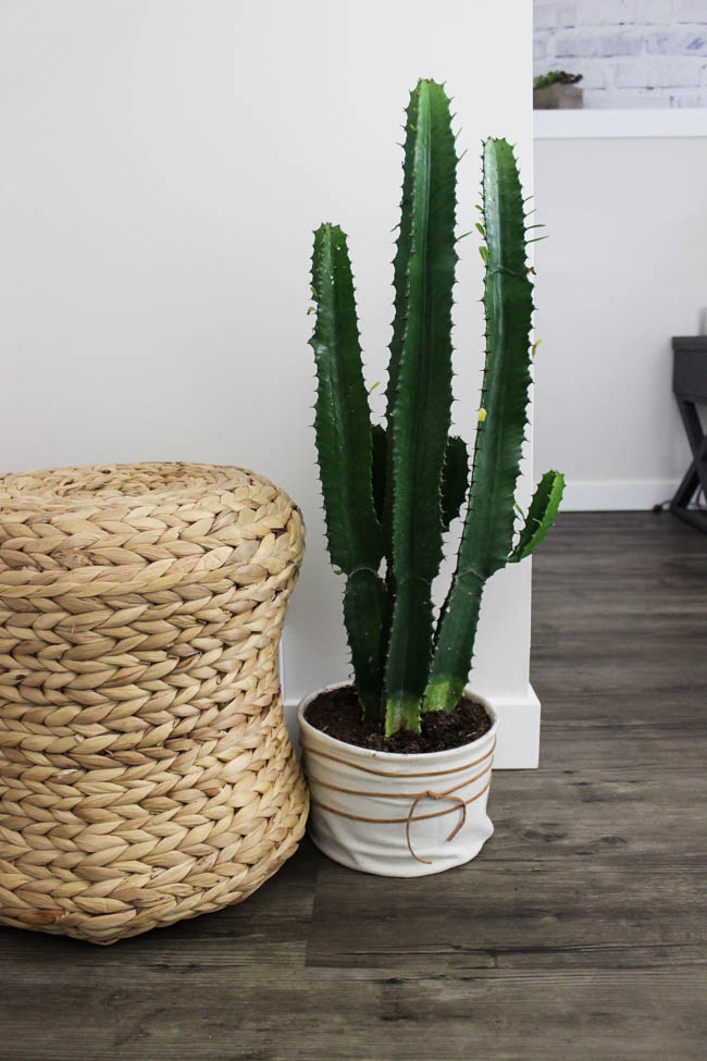 LOVE this budget-friendly planter! Make your own DIY canvas planter with an old bucket and some fabric. A beautiful modern DIY idea!