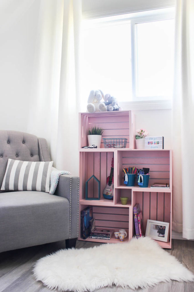 Wow! Amazing crate bookshelf idea! Use wooden crates and spray paint in a unique way to make some beautiful home decor for your child's bedroom or nursery! Love this pick colour for a girl's room! Pretty and pink :)