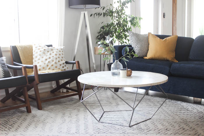 A beautiful cozy fall home tour! Love the pops of mustard yellow in this monochromatic modern fall living room! Beautiful minimalistic way to style a living room for autumn! 