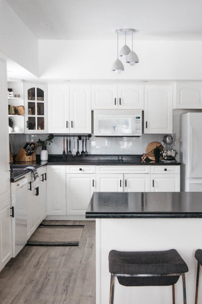 A Modern Minimalist Christmas Kitchen and Dining Room! LOVE the subtle touches of Christmas and the beautiful decor in these two rooms. A beautiful mix of natural colours in the green, black, and white colour palette. Touches of nordic and scandi style in this minimalistic holiday design. #nordic #modern #Christmas #Christmasdecor #ChristmasKitchen #blackandwhite 