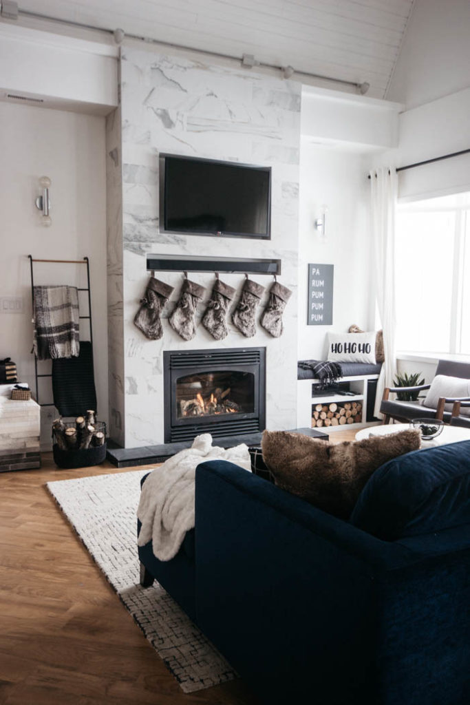 A stunning modern Christmas home tour! Love all of the monochromatic decor in this natural home tour. Beautiful black and white palette for this holiday living room! #moderndecor #monochrome #Christmas #modernChristmas #hometour