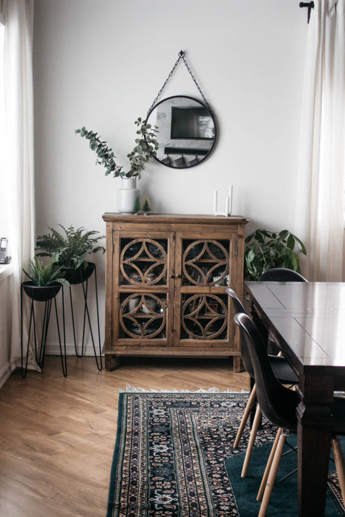 A Modern Minimalist Christmas Kitchen and Dining Room! LOVE the subtle touches of Christmas and the beautiful decor in these two rooms. A beautiful mix of natural colours in the green, black, and white colour palette. Touches of nordic and scandi style in this minimalistic holiday design. #nordic #modern #Christmas #Christmasdecor #ChristmasKitchen #blackandwhite 