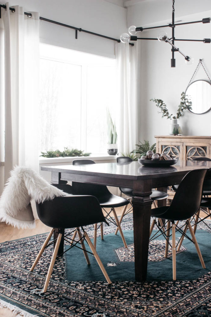 A Modern Minimalist Christmas Kitchen and Dining Room! LOVE the subtle touches of Christmas and the beautiful decor in these two rooms. A beautiful mix of natural colours in the green, black, and white colour palette. Touches of nordic and scandi style in this minimalistic holiday design. #nordic #modern #Christmas #Christmasdecor #ChristmasKitchen #blackandwhite 