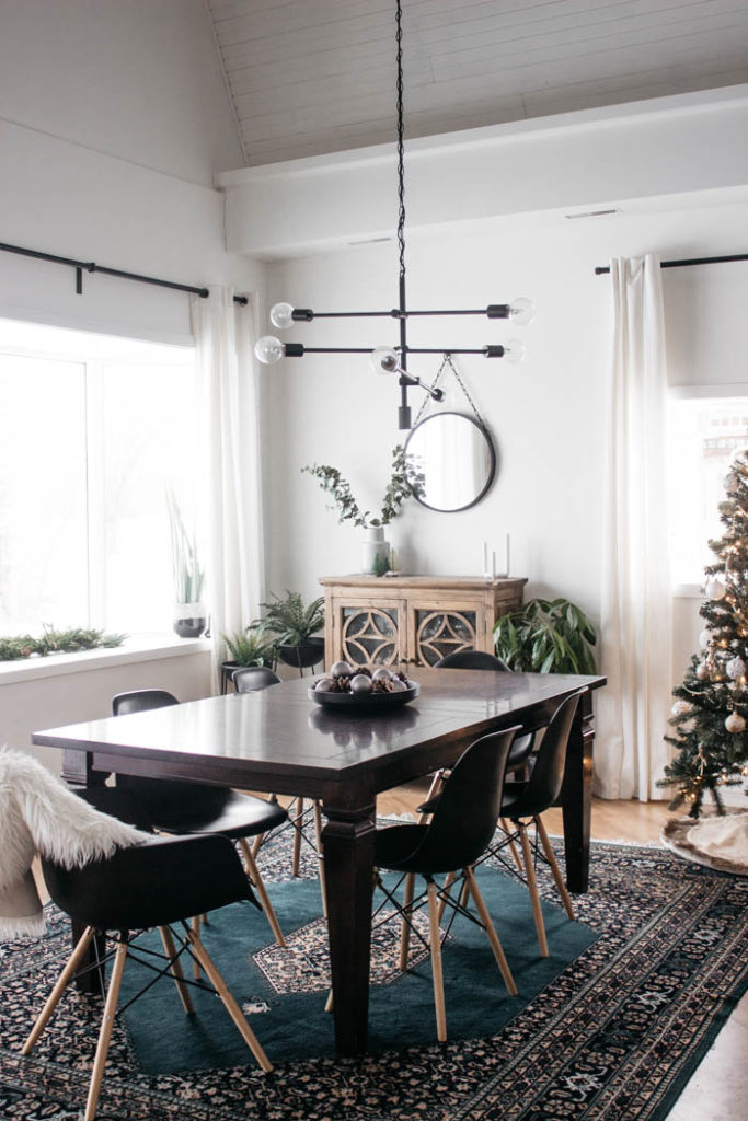 A Modern Minimalist Christmas Kitchen and Dining Room! LOVE the subtle touches of Christmas and the beautiful decor in these two rooms. A beautiful mix of natural colours in the green, black, and white colour palette. Touches of nordic and scandi style in this minimalistic holiday design. #nordic #modern #Christmas #Christmasdecor #ChristmasKitchen #blackandwhite 