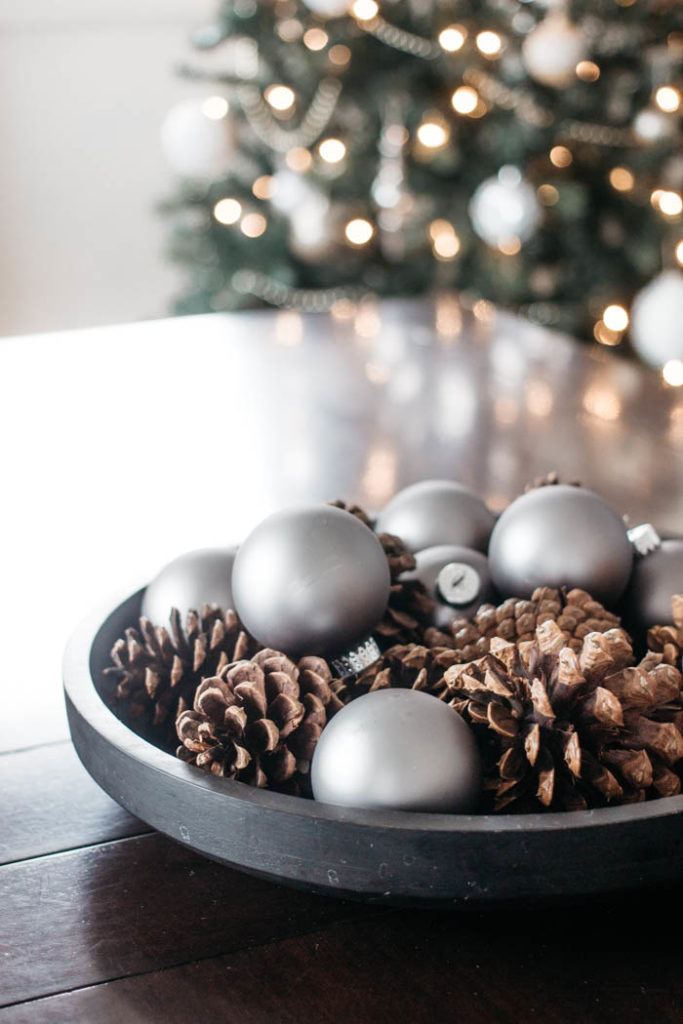 A Modern Minimalist Christmas Kitchen and Dining Room! LOVE the subtle touches of Christmas and the beautiful decor in these two rooms. A beautiful mix of natural colours in the green, black, and white colour palette. Touches of nordic and scandi style in this minimalistic holiday design. #nordic #modern #Christmas #Christmasdecor #ChristmasKitchen #blackandwhite 