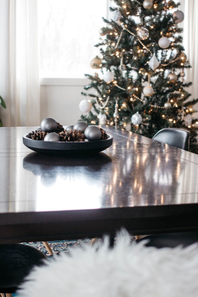 A Modern Minimalist Christmas Kitchen and Dining Room! LOVE the subtle touches of Christmas and the beautiful decor in these two rooms. A beautiful mix of natural colours in the green, black, and white colour palette. Touches of nordic and scandi style in this minimalistic holiday design. #nordic #modern #Christmas #Christmasdecor #ChristmasKitchen #blackandwhite 