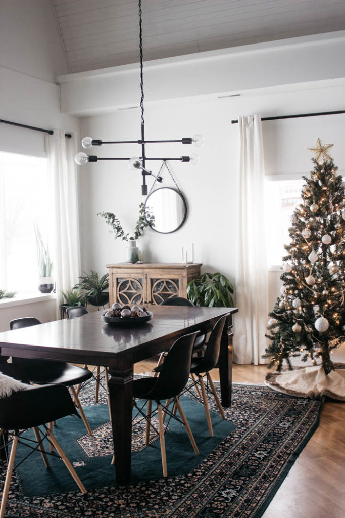 A Modern Minimalist Christmas Kitchen and Dining Room! LOVE the subtle touches of Christmas and the beautiful decor in these two rooms. A beautiful mix of natural colours in the green, black, and white colour palette. Touches of nordic and scandi style in this minimalistic holiday design. #nordic #modern #Christmas #Christmasdecor #ChristmasKitchen #blackandwhite