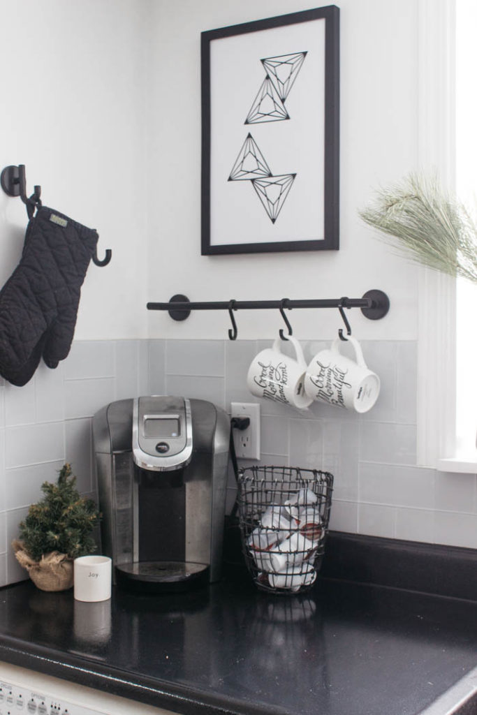 A Modern Minimalist Christmas Kitchen and Dining Room! LOVE the subtle touches of Christmas and the beautiful decor in these two rooms. A beautiful mix of natural colours in the green, black, and white colour palette. Touches of nordic and scandi style in this minimalistic holiday design. #nordic #modern #Christmas #Christmasdecor #ChristmasKitchen #blackandwhite 