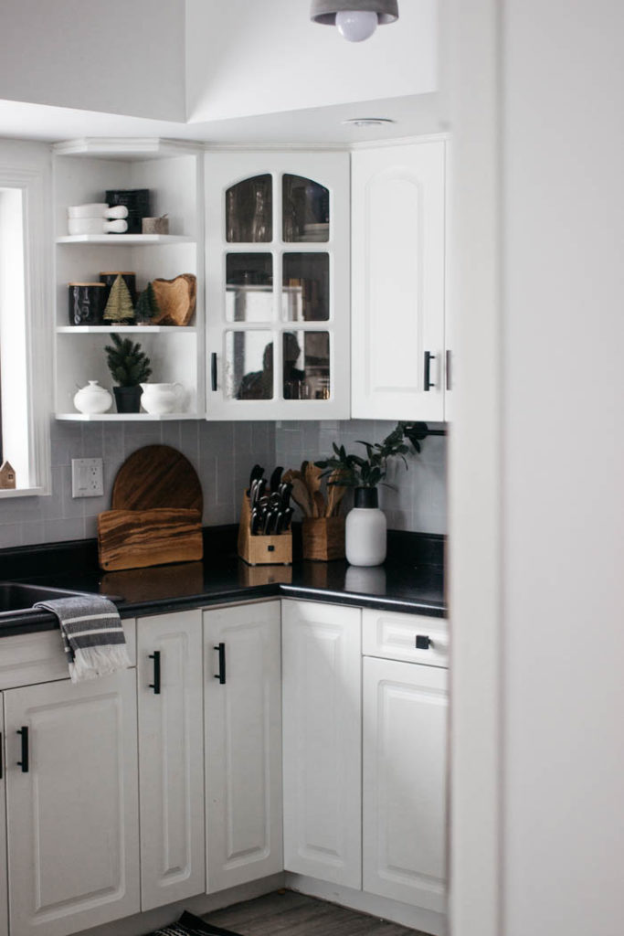 A Modern Minimalist Christmas Kitchen and Dining Room! LOVE the subtle touches of Christmas and the beautiful decor in these two rooms. A beautiful mix of natural colours in the green, black, and white colour palette. Touches of nordic and scandi style in this minimalistic holiday design. #nordic #modern #Christmas #Christmasdecor #ChristmasKitchen #blackandwhite 