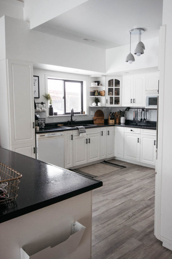 A Modern Minimalist Christmas Kitchen and Dining Room! LOVE the subtle touches of Christmas and the beautiful decor in these two rooms. A beautiful mix of natural colours in the green, black, and white colour palette. Touches of nordic and scandi style in this minimalistic holiday design. #nordic #modern #Christmas #Christmasdecor #ChristmasKitchen #blackandwhite 