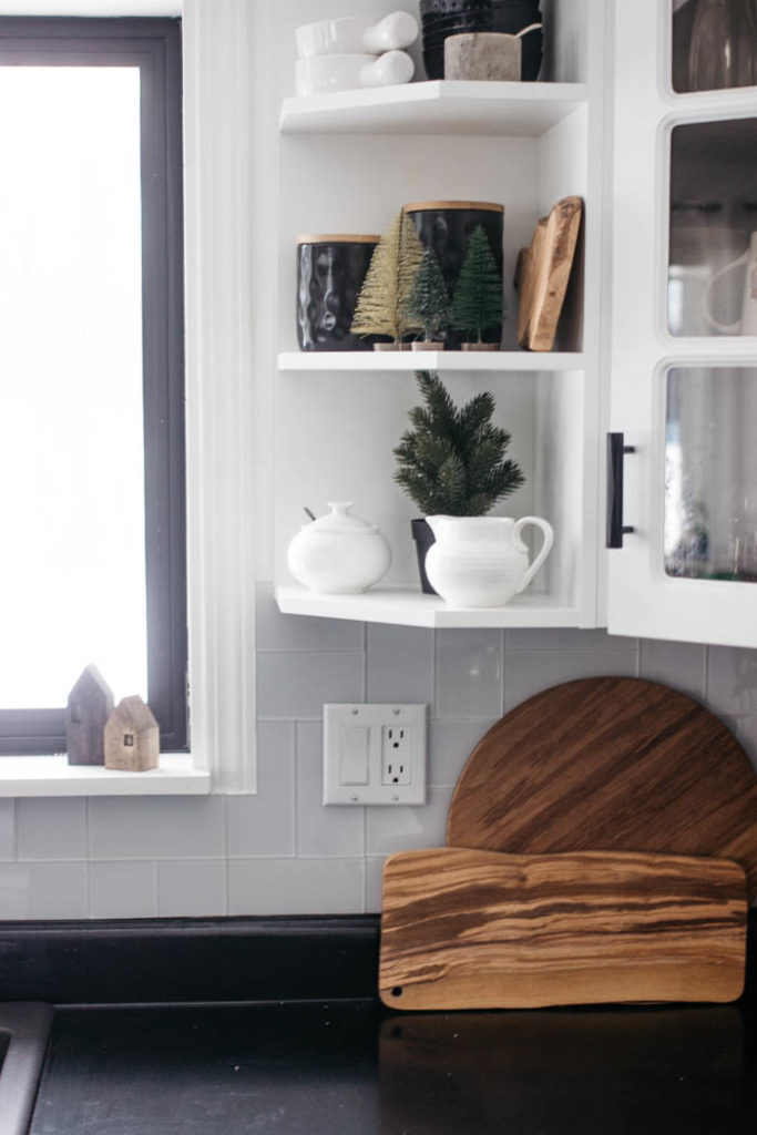 A Modern Minimalist Christmas Kitchen and Dining Room! LOVE the subtle touches of Christmas and the beautiful decor in these two rooms. A beautiful mix of natural colours in the green, black, and white colour palette. Touches of nordic and scandi style in this minimalistic holiday design. #nordic #modern #Christmas #Christmasdecor #ChristmasKitchen #blackandwhite 