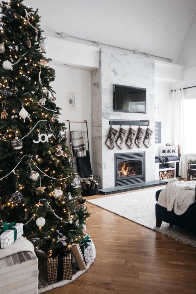 A stunning modern Christmas home tour! Love all of the monochromatic decor in this natural home tour. Beautiful black and white palette for this holiday living room! #moderndecor #monochrome #Christmas #modernChristmas #hometour