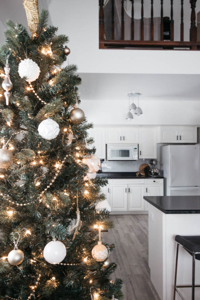 A Modern Minimalist Christmas Kitchen and Dining Room! LOVE the subtle touches of Christmas and the beautiful decor in these two rooms. A beautiful mix of natural colours in the green, black, and white colour palette. Touches of nordic and scandi style in this minimalistic holiday design. #nordic #modern #Christmas #Christmasdecor #ChristmasKitchen #blackandwhite 