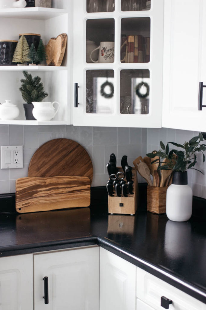 A Modern Minimalist Christmas Kitchen and Dining Room! LOVE the subtle touches of Christmas and the beautiful decor in these two rooms. A beautiful mix of natural colours in the green, black, and white colour palette. Touches of nordic and scandi style in this minimalistic holiday design. #nordic #modern #Christmas #Christmasdecor #ChristmasKitchen #blackandwhite 