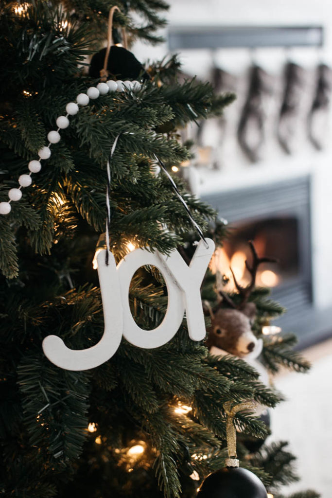 A stunning modern Christmas home tour! Love all of the monochromatic decor in this natural home tour. Beautiful black and white palette for this holiday living room! #moderndecor #monochrome #Christmas #modernChristmas #hometour