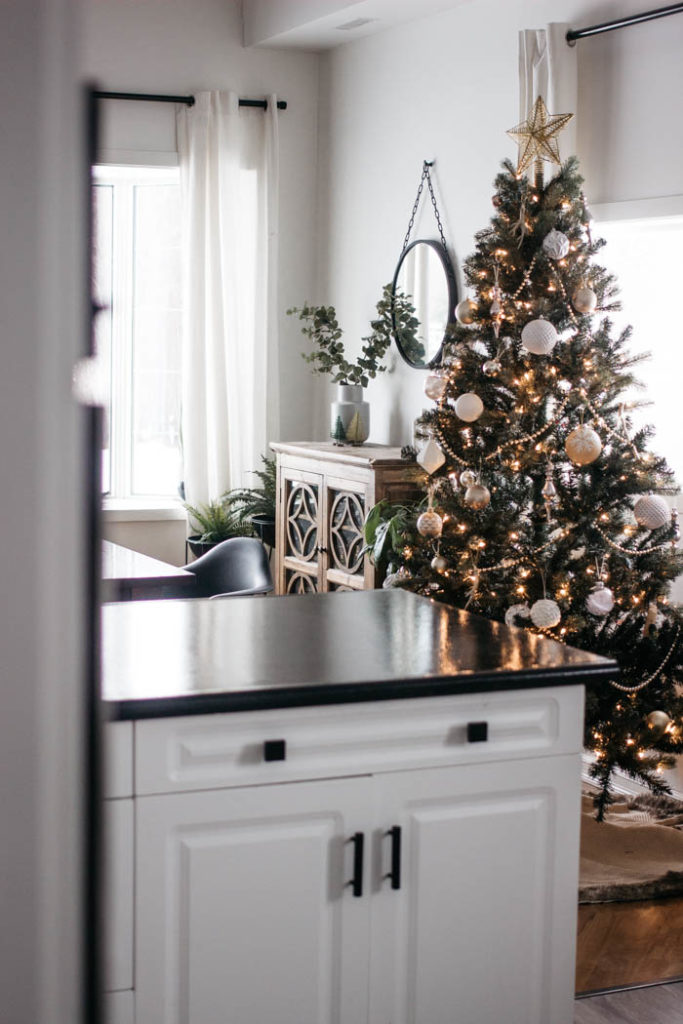 A Modern Minimalist Christmas Kitchen and Dining Room! LOVE the subtle touches of Christmas and the beautiful decor in these two rooms. A beautiful mix of natural colours in the green, black, and white colour palette. Touches of nordic and scandi style in this minimalistic holiday design. #nordic #modern #Christmas #Christmasdecor #ChristmasKitchen #blackandwhite 