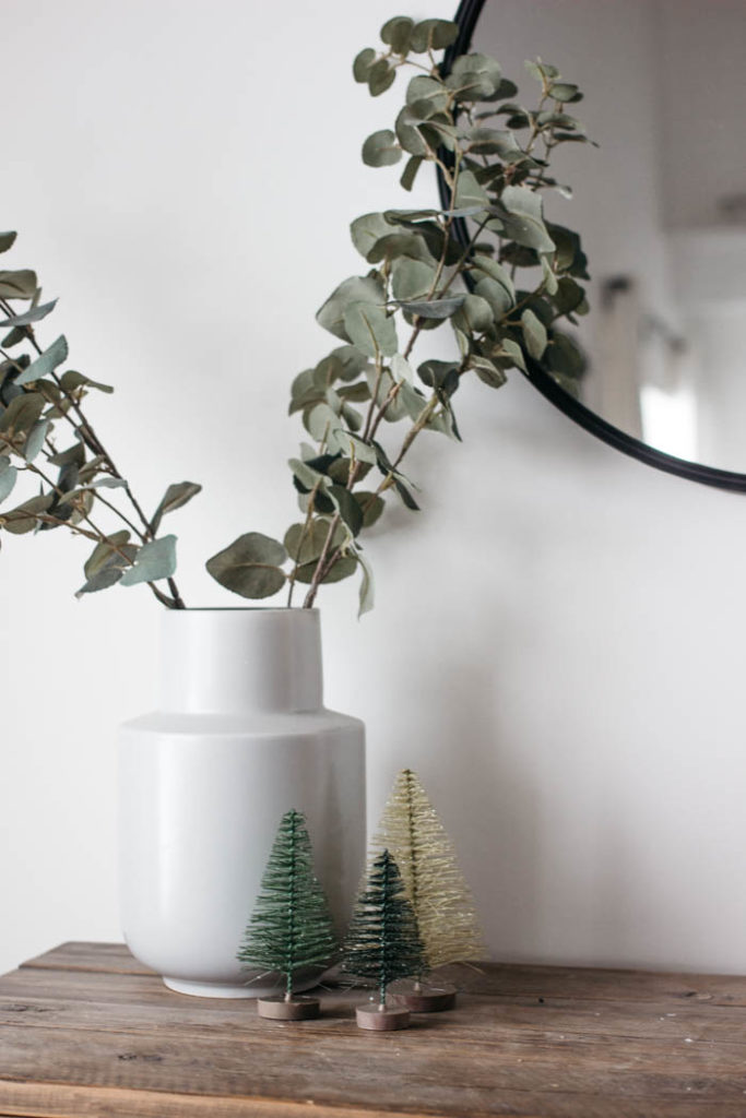 A Modern Minimalist Christmas Kitchen and Dining Room! LOVE the subtle touches of Christmas and the beautiful decor in these two rooms. A beautiful mix of natural colours in the green, black, and white colour palette. Touches of nordic and scandi style in this minimalistic holiday design. #nordic #modern #Christmas #Christmasdecor #ChristmasKitchen #blackandwhite 