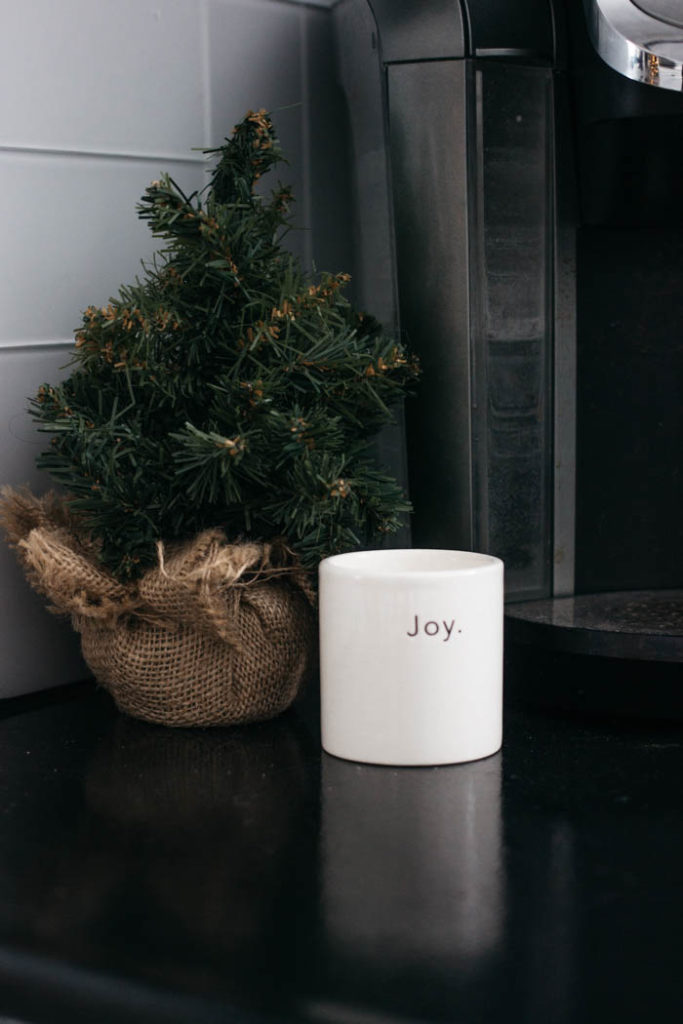 A Modern Minimalist Christmas Kitchen and Dining Room! LOVE the subtle touches of Christmas and the beautiful decor in these two rooms. A beautiful mix of natural colours in the green, black, and white colour palette. Touches of nordic and scandi style in this minimalistic holiday design. #nordic #modern #Christmas #Christmasdecor #ChristmasKitchen #blackandwhite 