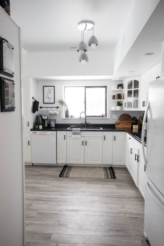 A Modern Minimalist Christmas Kitchen and Dining Room! LOVE the subtle touches of Christmas and the beautiful decor in these two rooms. A beautiful mix of natural colours in the green, black, and white colour palette. Touches of nordic and scandi style in this minimalistic holiday design. #nordic #modern #Christmas #Christmasdecor #ChristmasKitchen #blackandwhite 