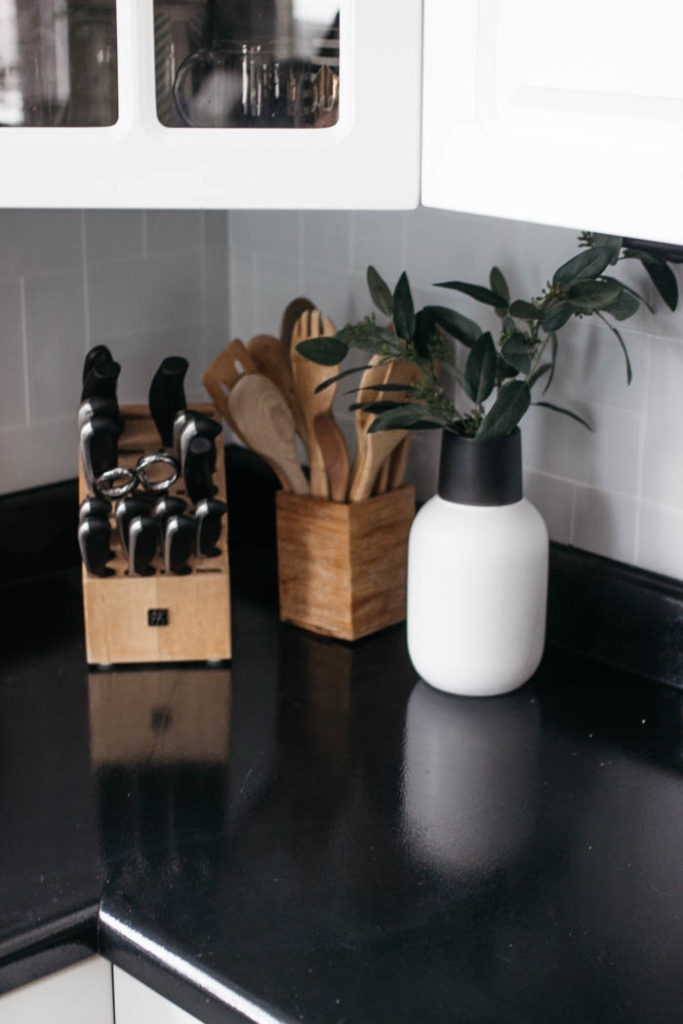 A Modern Minimalist Christmas Kitchen and Dining Room! LOVE the subtle touches of Christmas and the beautiful decor in these two rooms. A beautiful mix of natural colours in the green, black, and white colour palette. Touches of nordic and scandi style in this minimalistic holiday design. #nordic #modern #Christmas #Christmasdecor #ChristmasKitchen #blackandwhite 