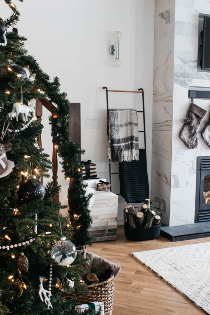 A stunning modern Christmas home tour! Love all of the monochromatic decor in this natural home tour. Beautiful black and white palette for this holiday living room! #moderndecor #monochrome #Christmas #modernChristmas #hometour