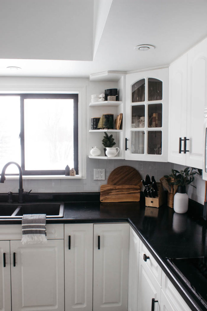 A Modern Minimalist Christmas Kitchen and Dining Room! LOVE the subtle touches of Christmas and the beautiful decor in these two rooms. A beautiful mix of natural colours in the green, black, and white colour palette. Touches of nordic and scandi style in this minimalistic holiday design. #nordic #modern #Christmas #Christmasdecor #ChristmasKitchen #blackandwhite 