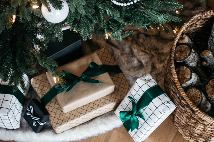 A stunning modern Christmas home tour! Love all of the monochromatic decor in this natural home tour. Beautiful black and white palette for this holiday living room! #moderndecor #monochrome #Christmas #modernChristmas #hometour