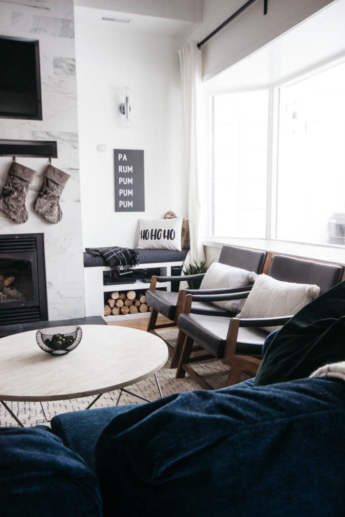 A stunning modern Christmas home tour! Love all of the monochromatic decor in this natural home tour. Beautiful black and white palette for this holiday living room! #moderndecor #monochrome #Christmas #modernChristmas #hometour