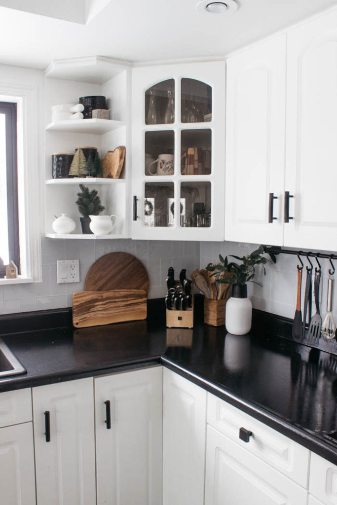 A Modern Minimalist Christmas Kitchen and Dining Room! LOVE the subtle touches of Christmas and the beautiful decor in these two rooms. A beautiful mix of natural colours in the green, black, and white colour palette. Touches of nordic and scandi style in this minimalistic holiday design. #nordic #modern #Christmas #Christmasdecor #ChristmasKitchen #blackandwhite 