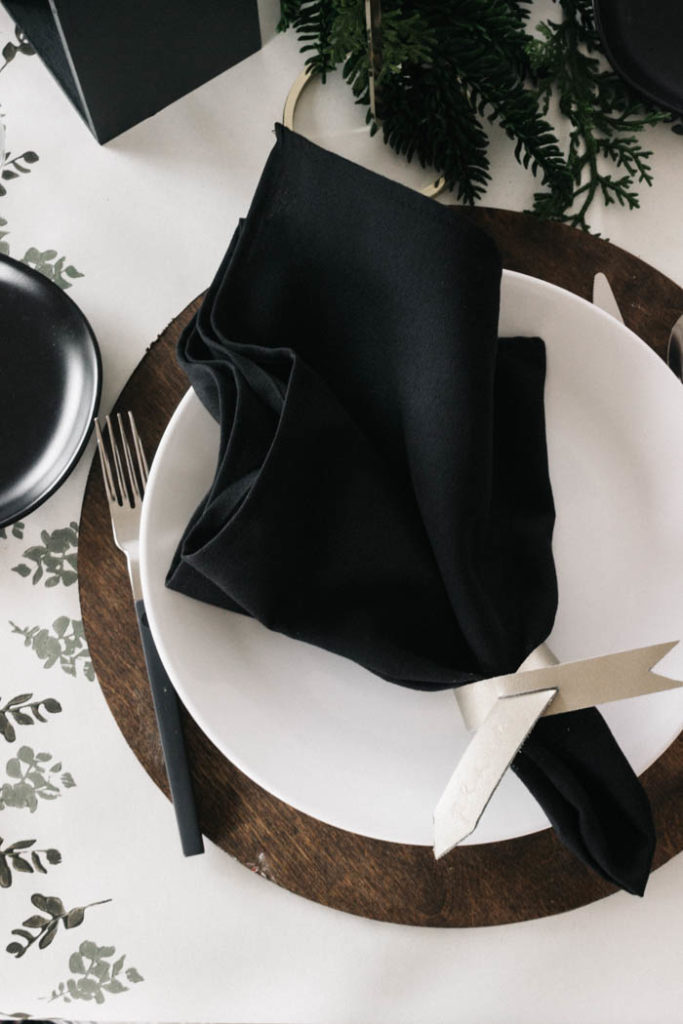 Beautiful modern leather napkin rings! Love the subtle messages on these gorgeous napkin holders! Make your own and learn to cut leather with the Cricut Explore Air 2 or Cricut Maker. Love this idea for my next table setting! #cricutmade #leather #ironon #craft #modernDIY